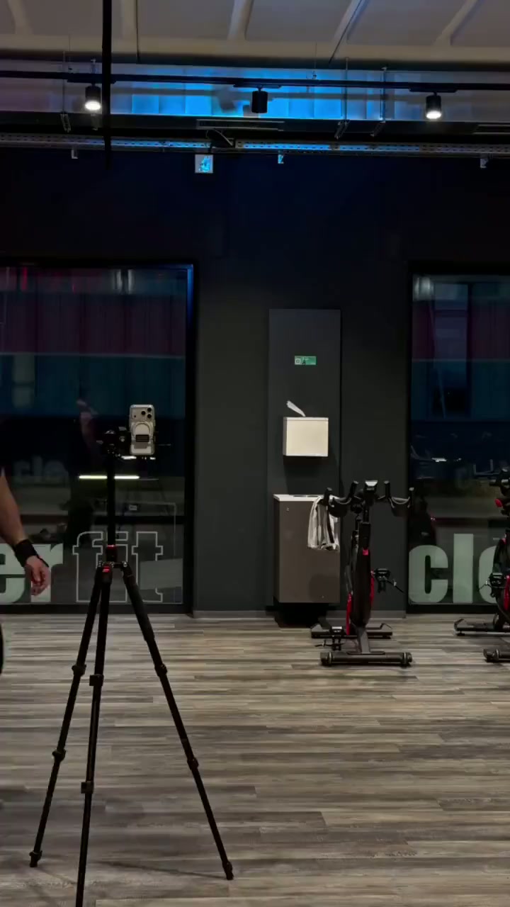 Noureddine baut sein Kamera-Setup im Gym auf