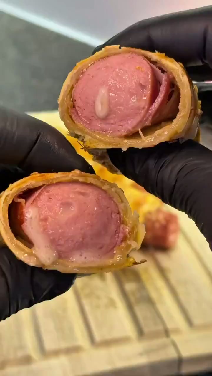Aufgeschnittenes Cordon bleu mit geschmolzenem Käse