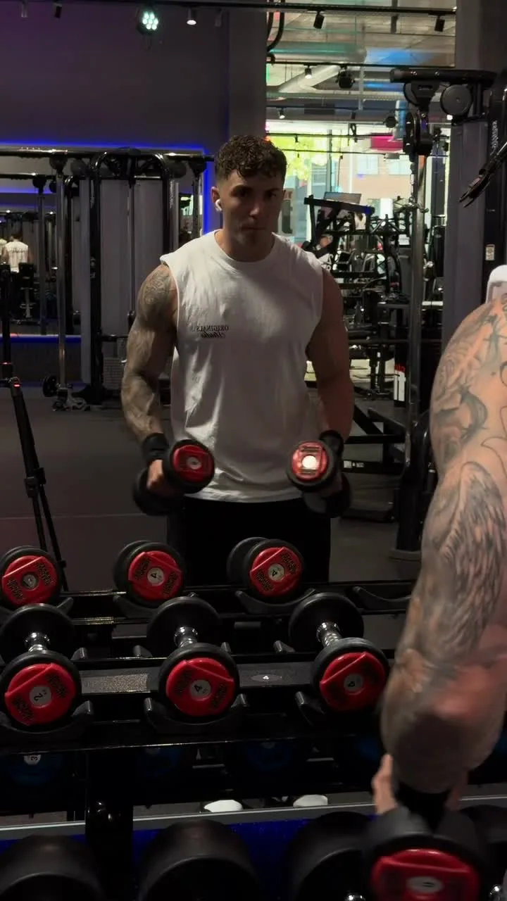 Noureddine mit Kurzhantel im Gym