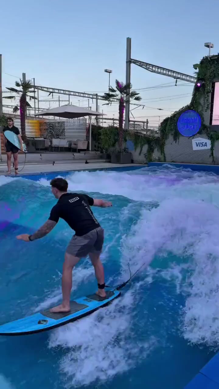 Surfer auf einer künstlichen Welle