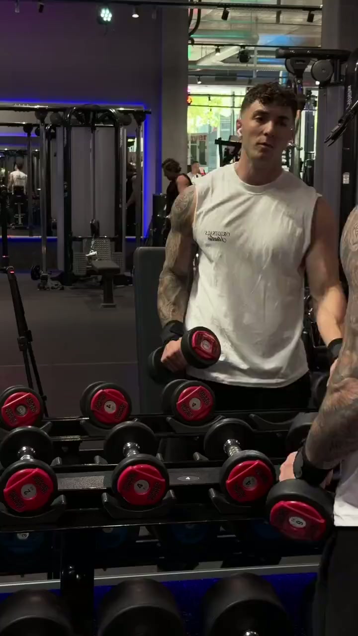 Noureddine mit Kurzhanteln im Gym