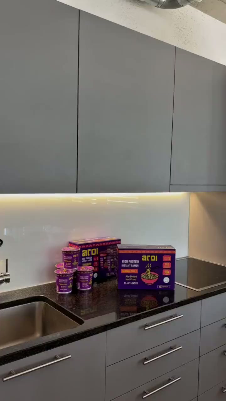 Noureddine zeigt die AROI High-Protein-Ramen-Packung