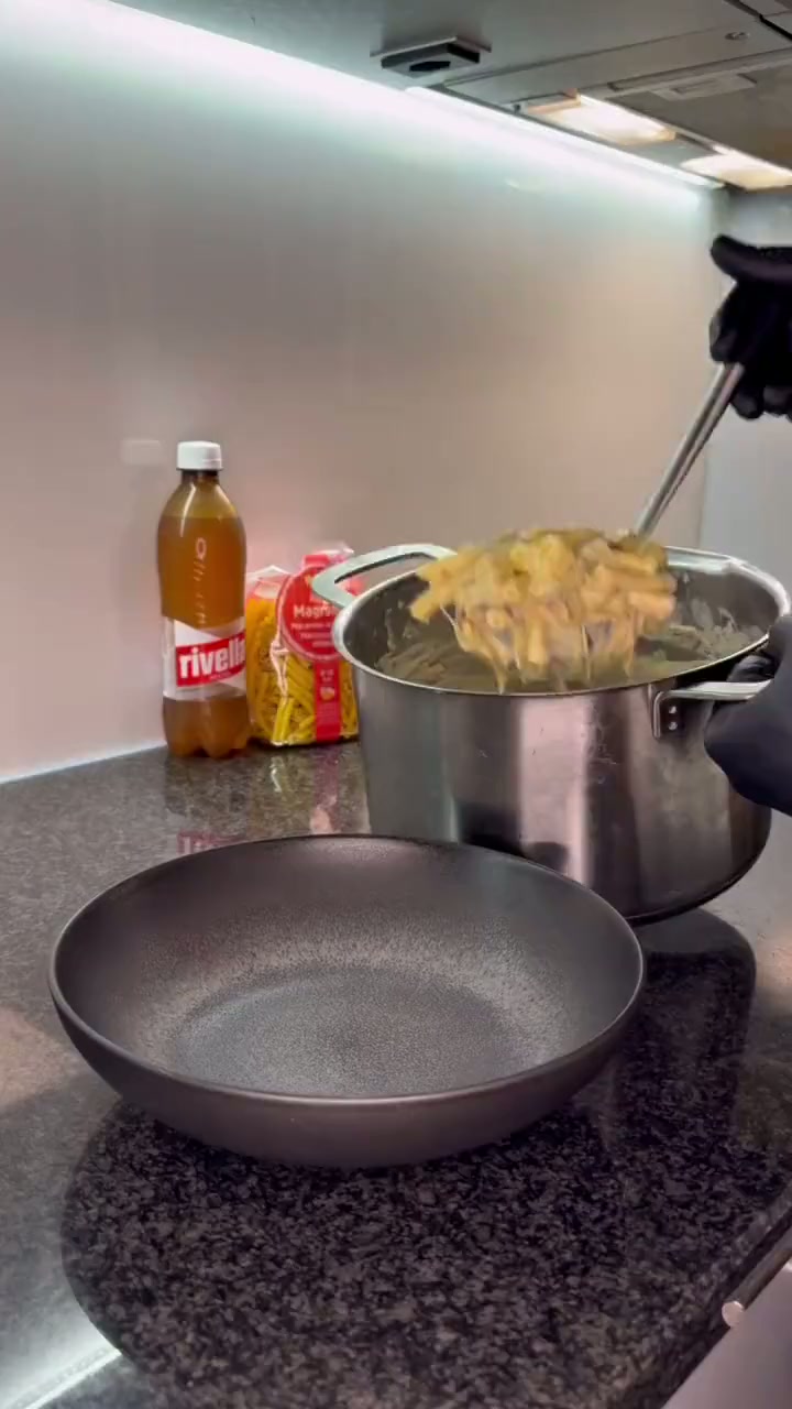 Spätzle in einer Pfanne