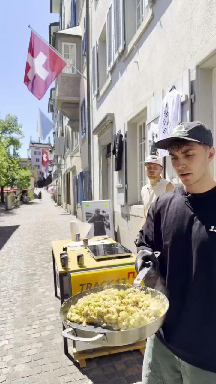 Noureddine kocht Spätzle vor dem TRACK13 Store in Zürich